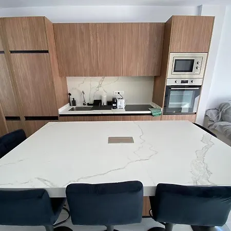 Modern Beachfront With Balcony Views New Apartamento