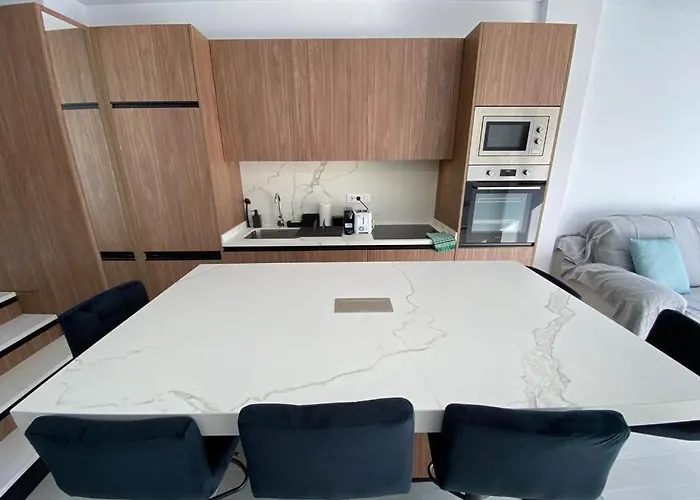 Modern Beachfront With Balcony Views New Apartament